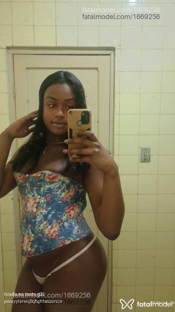 Acompanhante mulher trans com cabelo castanho de olhos mel - Viviane