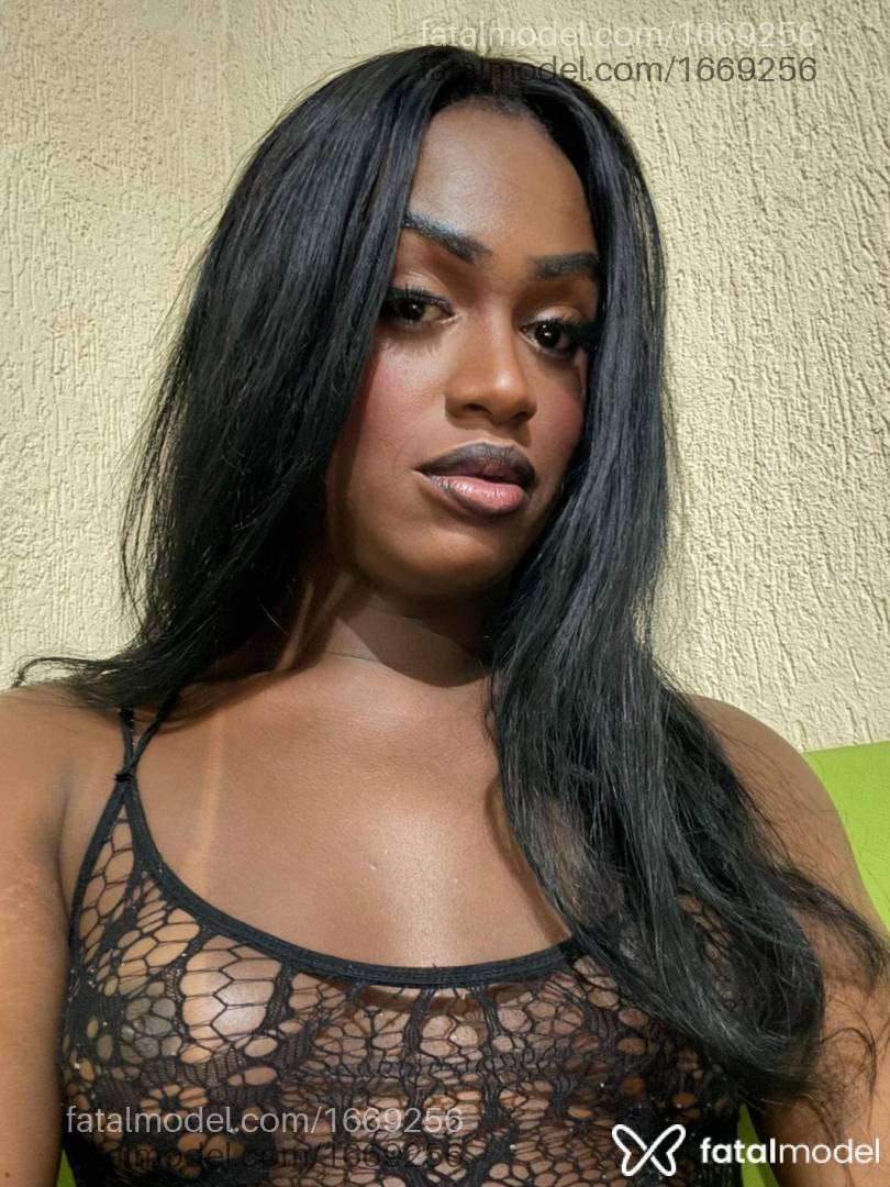Acompanhante mulher trans com cabelo castanho de olhos mel em Teresópolis - Viviane