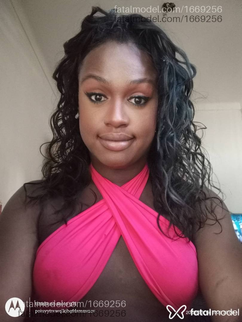 Acompanhante mulher trans com cabelo castanho de olhos mel - Viviane