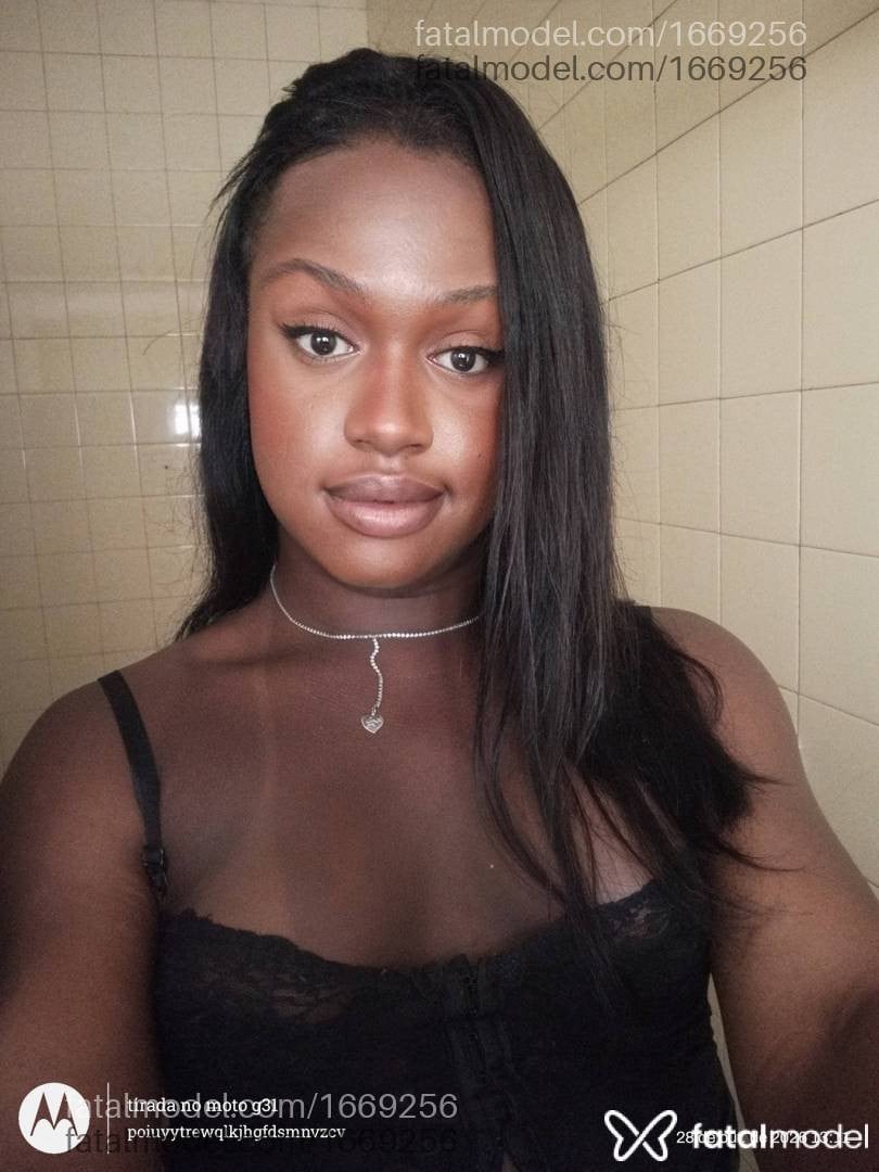Acompanhante mulher trans com cabelo castanho de olhos mel - Viviane
