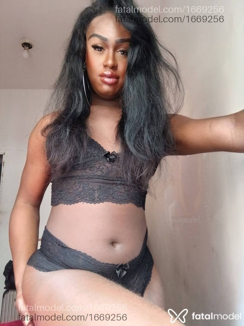 Acompanhante mulher trans com cabelo castanho de olhos mel em Nova Friburgo - Viviane