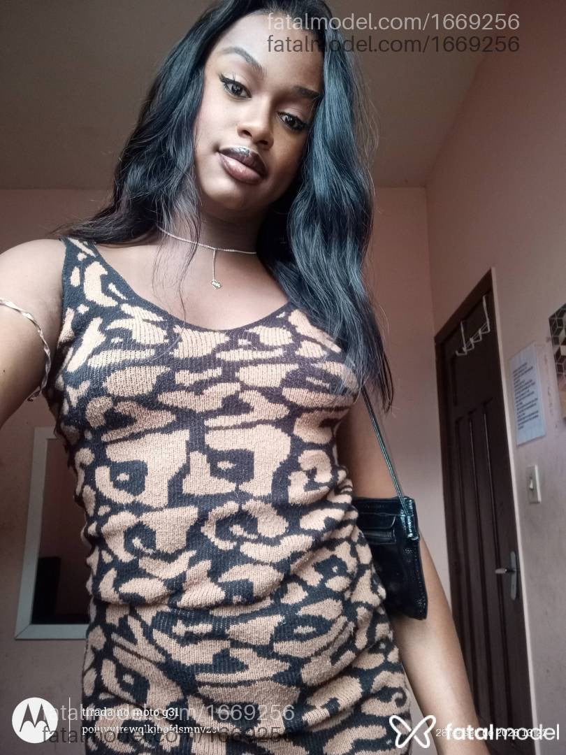 Acompanhante mulher trans com cabelo castanho de olhos mel - Viviane
