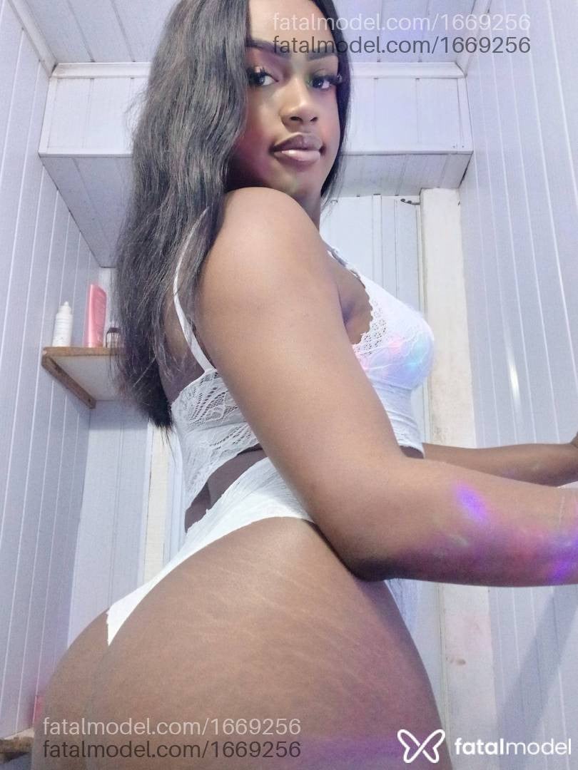 Acompanhante mulher trans com cabelo castanho de olhos mel - Viviane