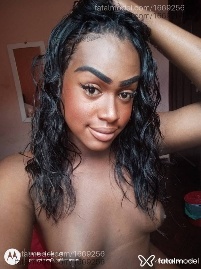 Acompanhante mulher trans com cabelo castanho de olhos mel - Viviane
