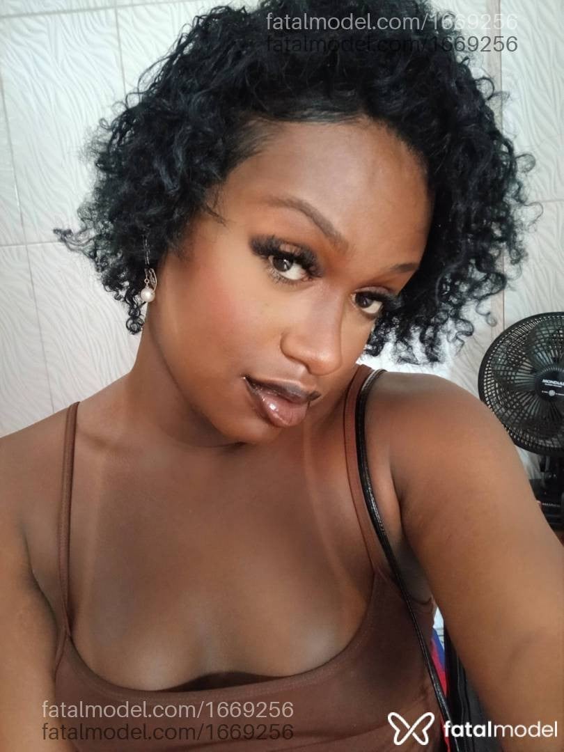Acompanhante mulher trans com cabelo castanho de olhos mel - Viviane