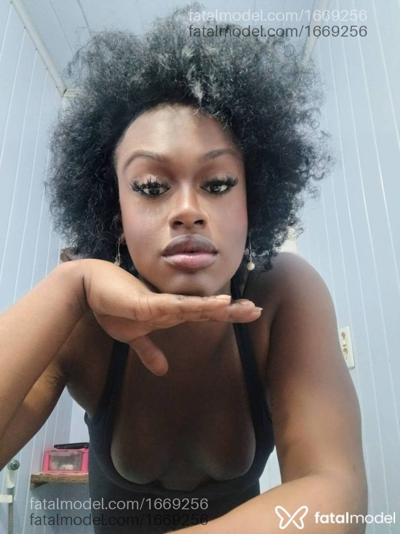 Acompanhante mulher trans com cabelo castanho de olhos mel - Viviane