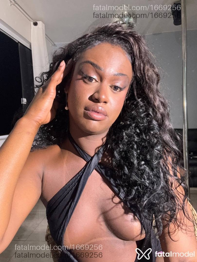 Acompanhante mulher trans com cabelo castanho de olhos mel em Teresópolis - Viviane