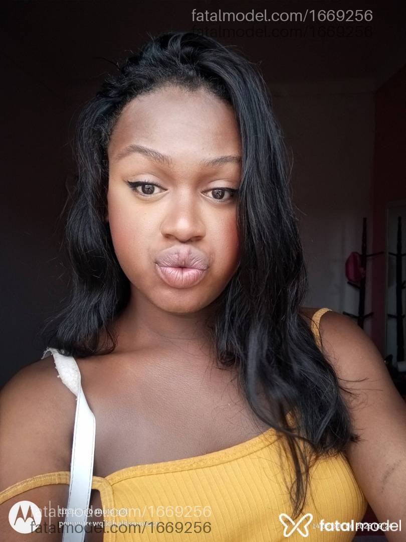 Acompanhante mulher trans com cabelo castanho de olhos mel - Viviane