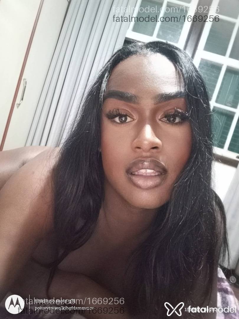 Acompanhante mulher trans com cabelo castanho de olhos mel - Viviane