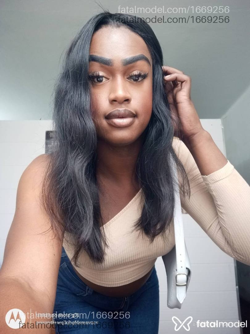 Acompanhante mulher trans com cabelo castanho de olhos mel - Viviane
