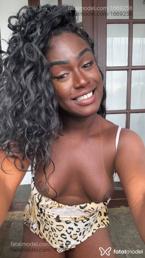 Acompanhante mulher trans com cabelo castanho de olhos mel em Teresópolis - Viviane