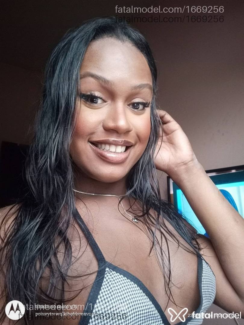 Acompanhante mulher trans com cabelo castanho de olhos mel - Viviane