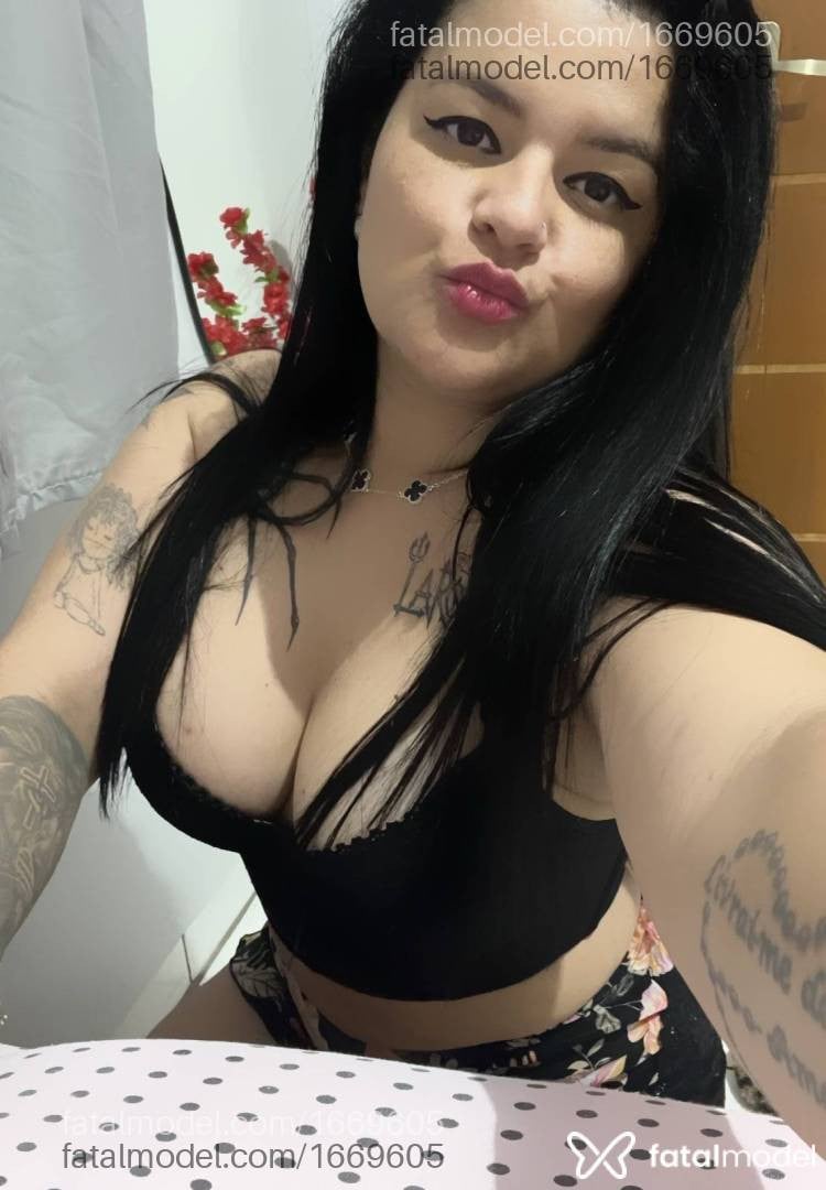Acompanhante mulher morena (o) de olhos pretos - Manu Fontiny