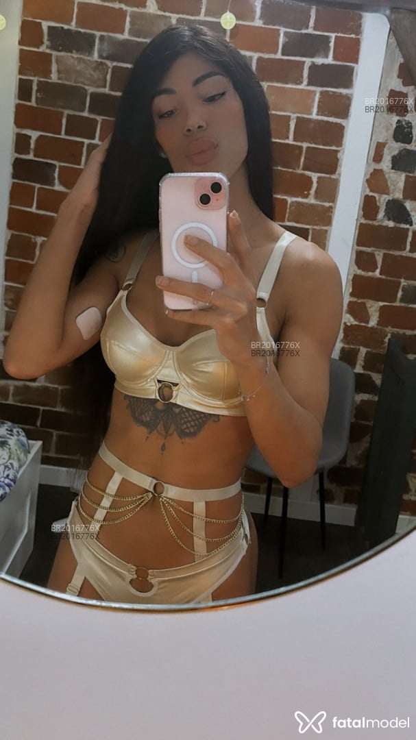 Acompanhante mulher trans com cabelo castanho de olhos castanhos em São Gonçalo - Emylli Dantas