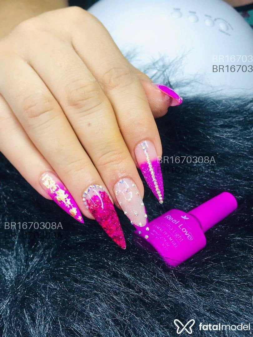Acompanhante travesti com cabelo colorido de olhos castanhos em São Paulo - Letycia Estrela