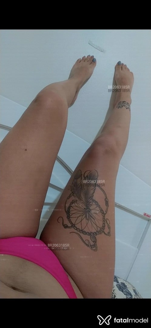 Acompanhante mulher com cabelo castanho de olhos castanhos em Porto Belo Acompanhante mulher com cabelo castanho de olhos castanhos em Porto Belo - Julia
