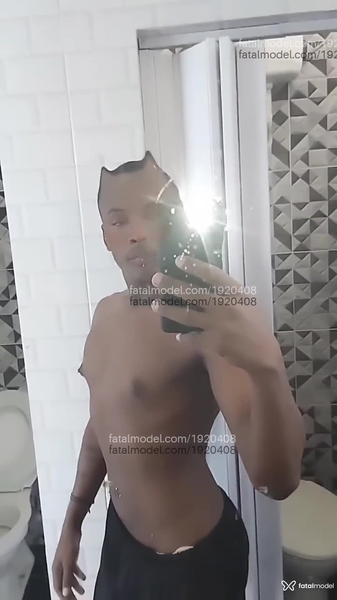 Acompanhante homem morena (o) de olhos castanhos - Pretinho