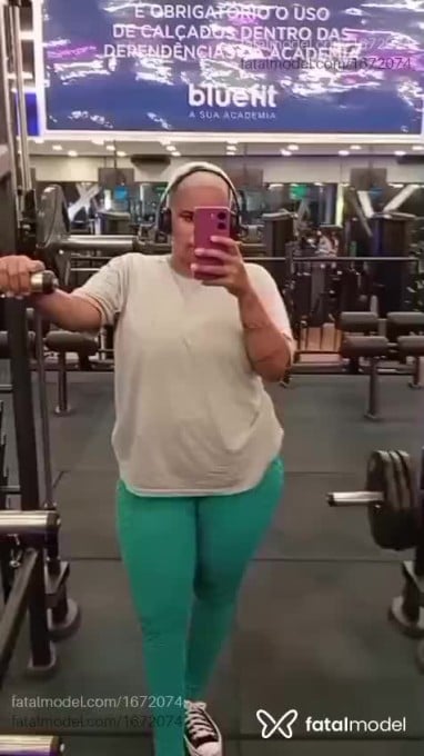 Acompanhante mulher com cabelo grisalho de olhos pretos - Mayara Silva