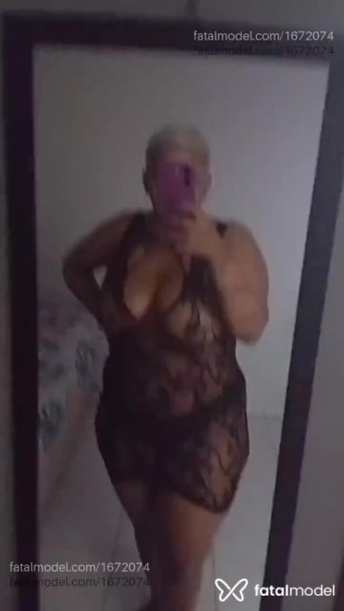 Acompanhante mulher com cabelo grisalho de olhos pretos - Mayara Silva