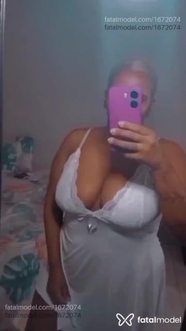 Acompanhante mulher com cabelo grisalho de olhos pretos - Mayara Silva