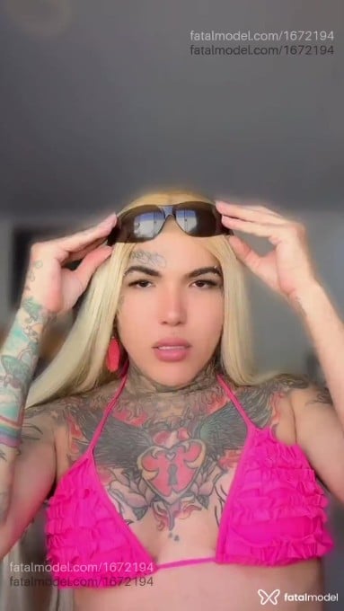 Acompanhante mulher trans loira (o) de olhos castanhos - Scarlet