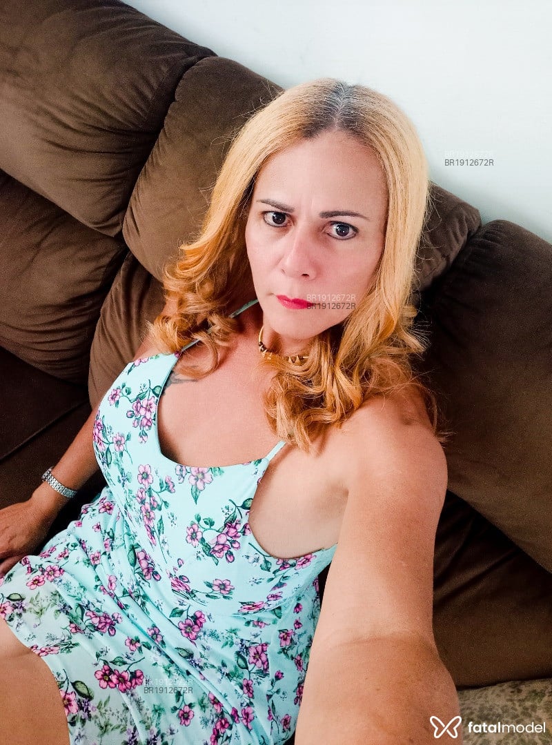 Acompanhante mulher trans loira (o) de olhos castanhos em Professor Jamil - Beatriz