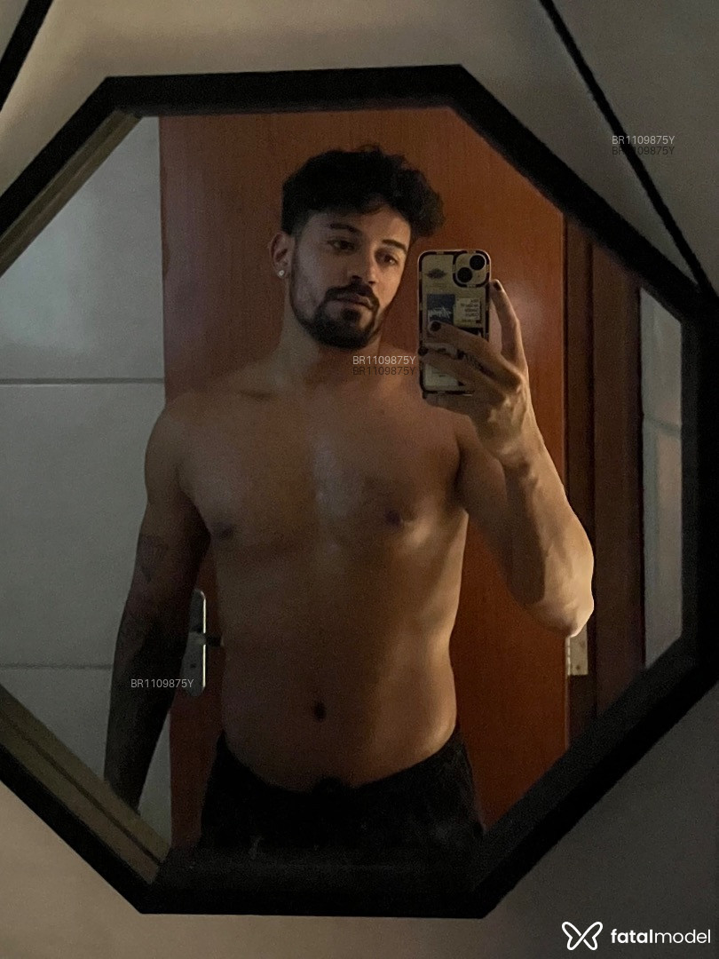 Acompanhante homem com cabelo castanho de olhos castanhos em Virtual Acompanhante homem com cabelo castanho de olhos castanhos em Virtual - Júlio Estêvam