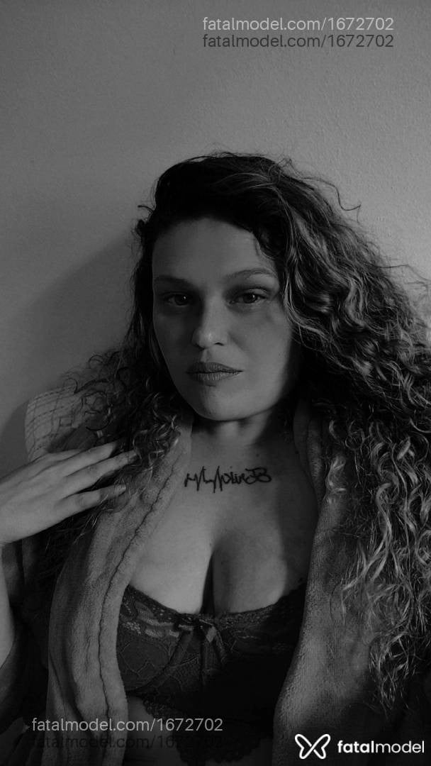 Acompanhante mulher com cabelo castanho de olhos mel - Mila Oliveira