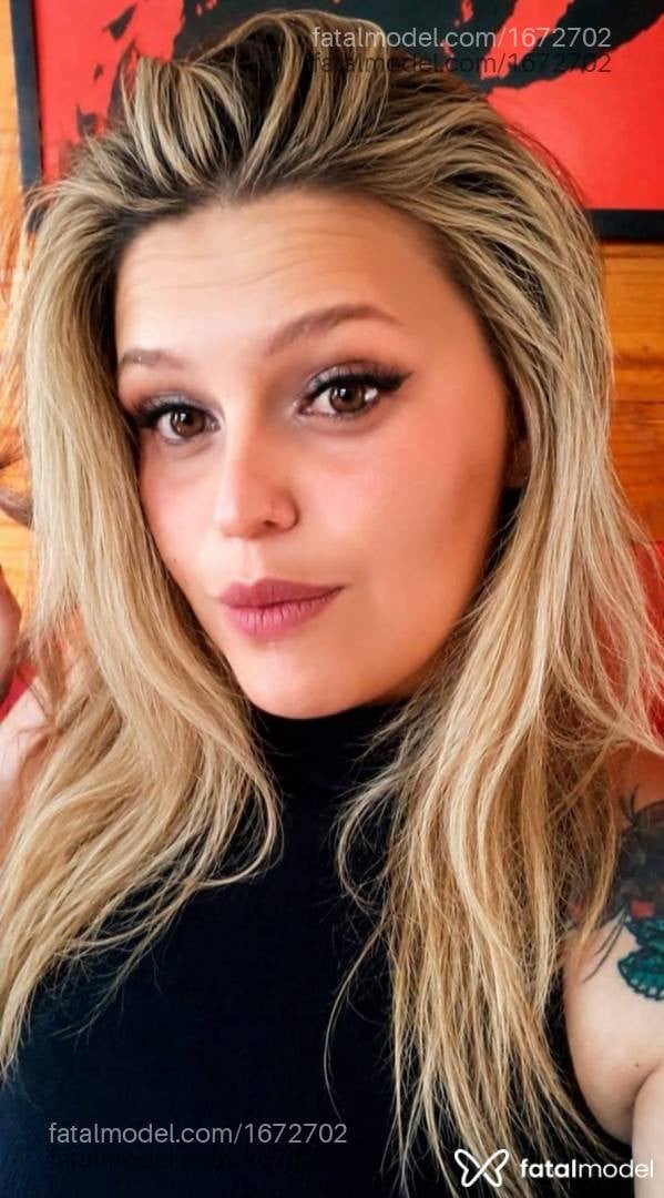 Acompanhante mulher com cabelo castanho de olhos mel - Mila Oliveira
