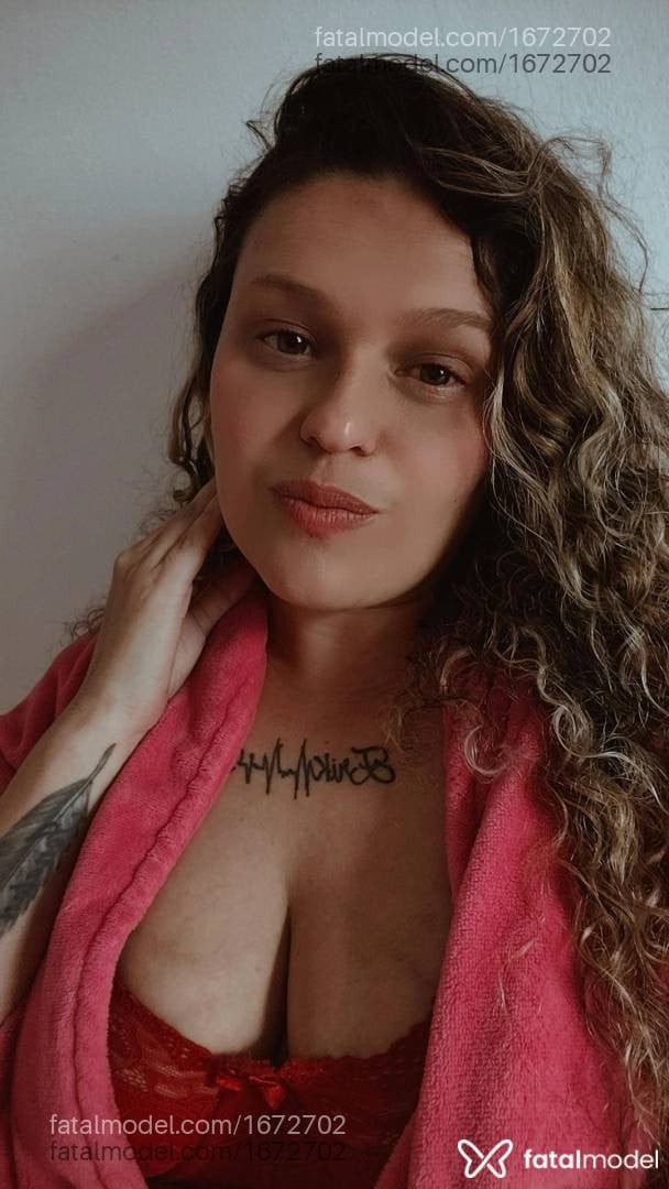 Acompanhante mulher com cabelo castanho de olhos mel - Mila Oliveira