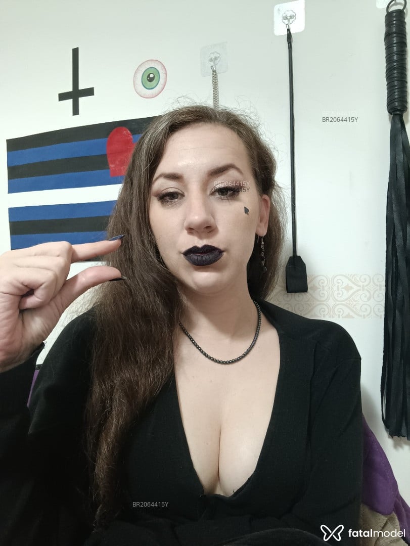 Acompanhante mulher com cabelo castanho de olhos verdes - Shanty Lee