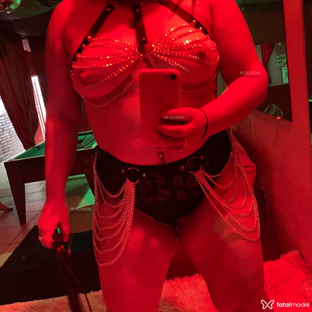 Acompanhante mulher com cabelo castanho de olhos pretos em Pelotas - Tôemdeus