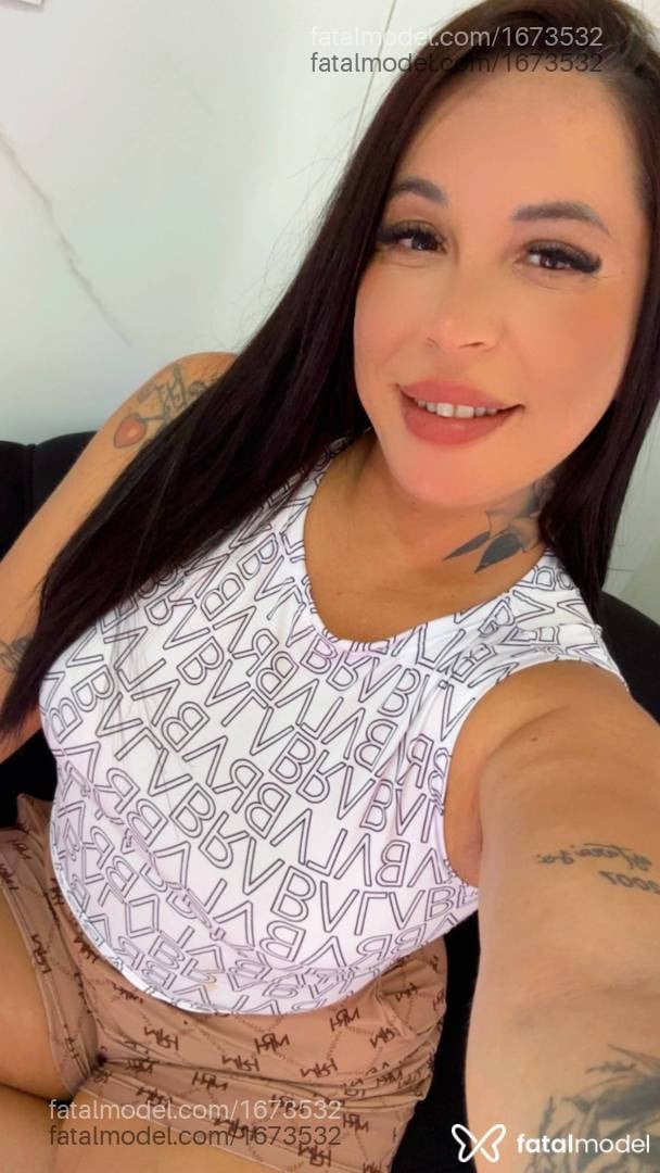 Acompanhante mulher morena (o) de olhos mel - Emily Martini