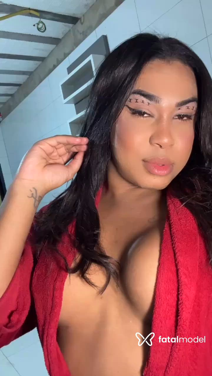 Acompanhante mulher trans com cabelo castanho de olhos castanhos - Sofia Surfistinhaa