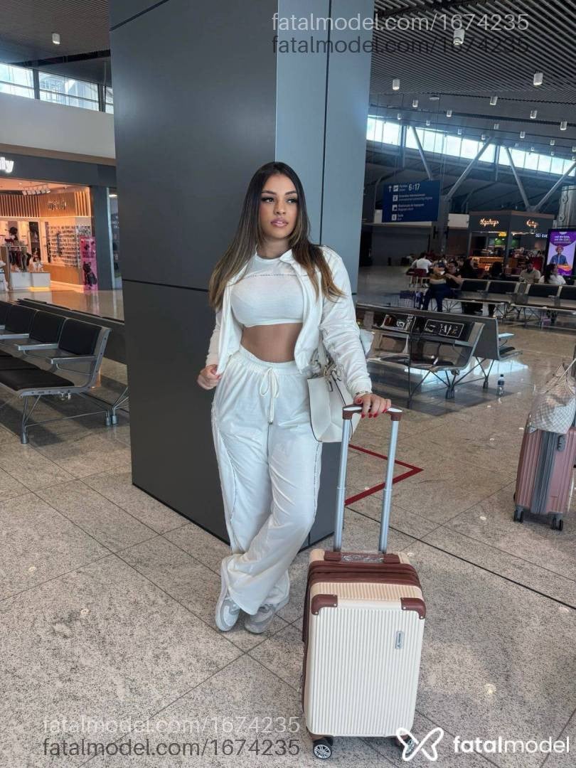 Acompanhante mulher com cabelo castanho de olhos castanhos - Nicolle Santos