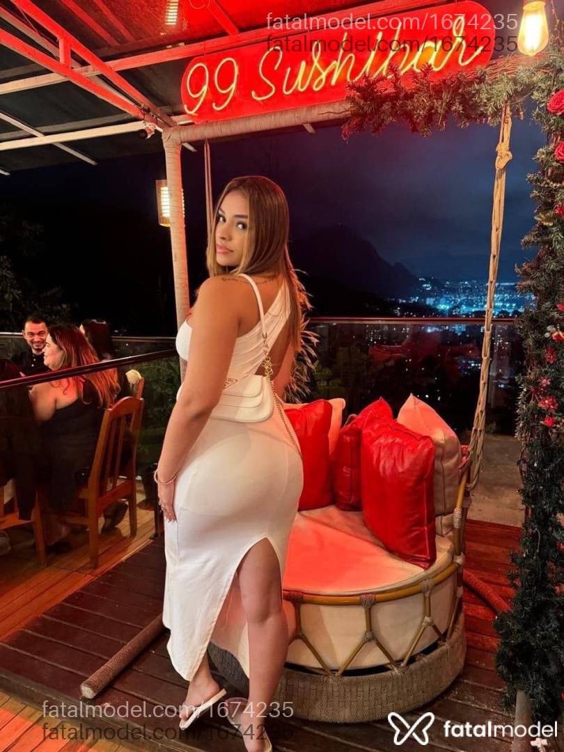 Acompanhante mulher com cabelo castanho de olhos castanhos - Nicolle Santos