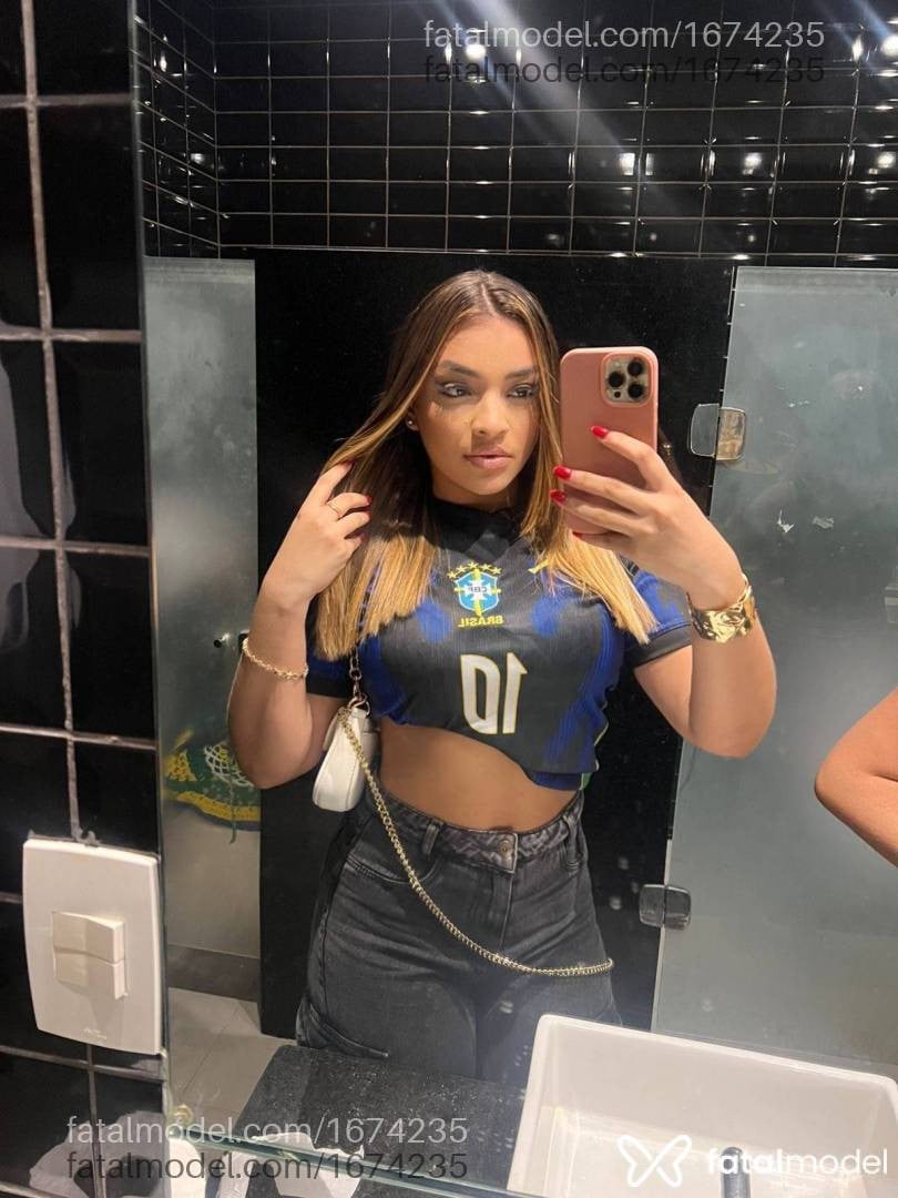 Acompanhante mulher com cabelo castanho de olhos castanhos - Nicolle Santos
