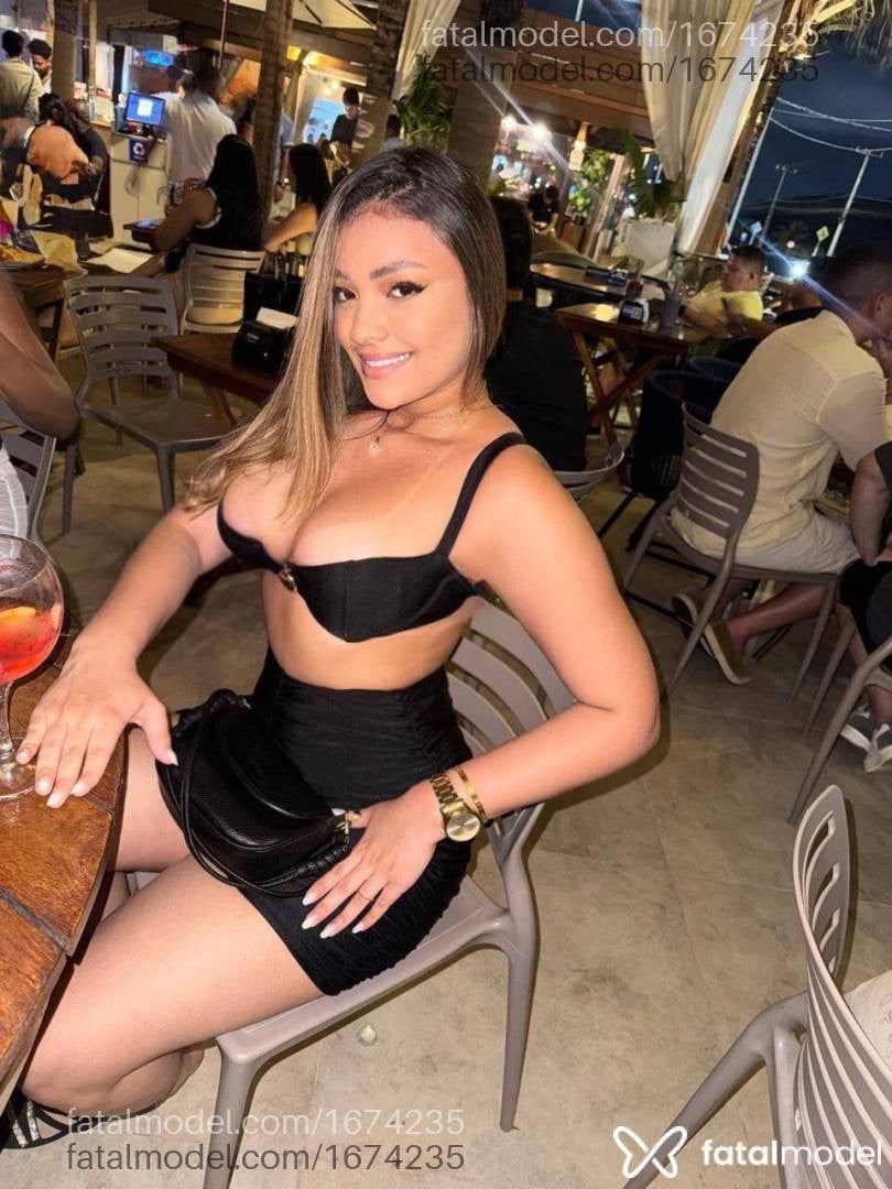 Acompanhante mulher com cabelo castanho de olhos castanhos - Nicolle Santos