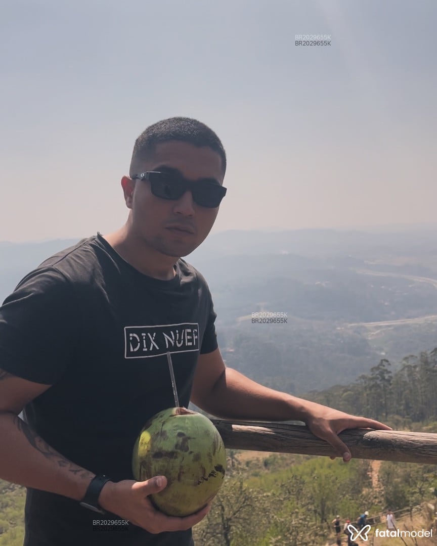 Acompanhante homem morena (o) de olhos castanhos em São Paulo - Cariocaraiz