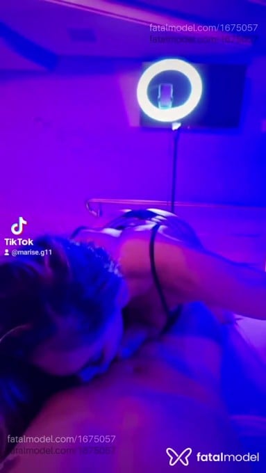 Acompanhante mulher com cabelo colorido de olhos castanhos em Balneário Camboriú - Mari Tântraa