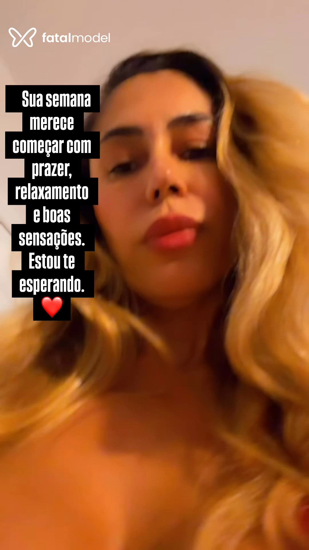 Acompanhante mulher com cabelo colorido de olhos castanhos - Mari Tântraa Acompanhante mulher com cabelo colorido de olhos castanhos - Mari Tântraa