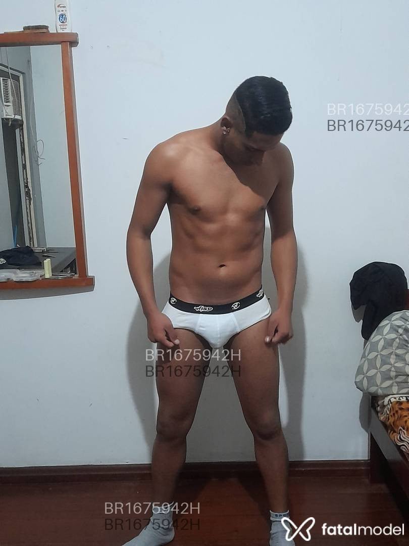 Acompanhante homem com cabelo castanho de olhos castanhos em Poços de Caldas Acompanhante homem com cabelo castanho de olhos castanhos em Poços de Caldas - Matteus