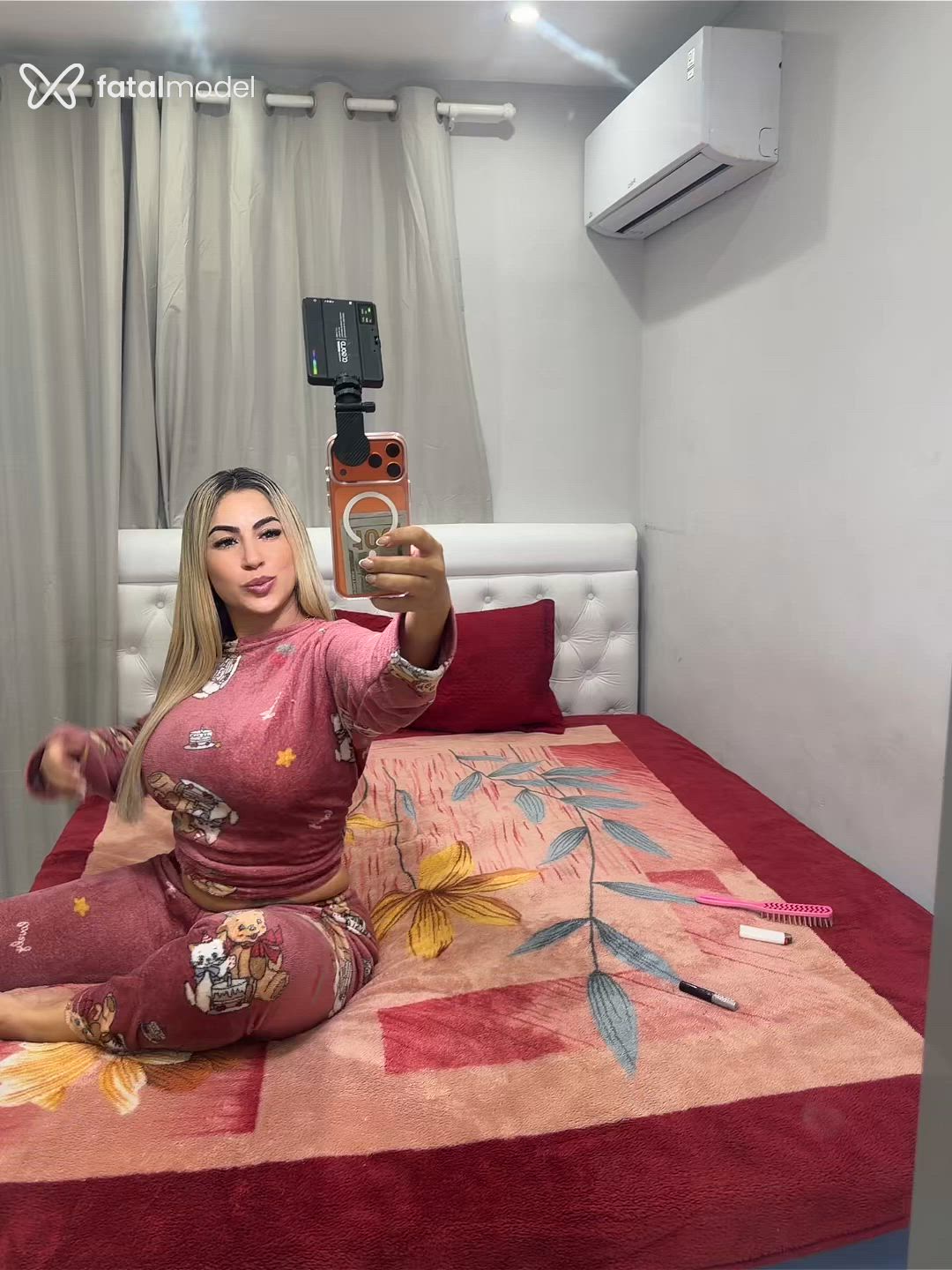 Acompanhante mulher morena (o) de olhos castanhos - Larissa