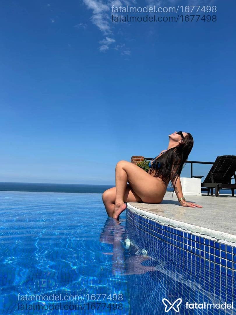 Acompanhante mulher morena (o) de olhos azuis - Ellen Millano