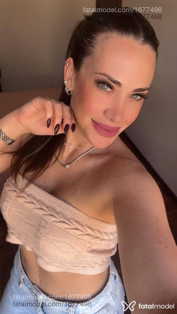 Acompanhante mulher morena (o) de olhos azuis - Ellen Millano