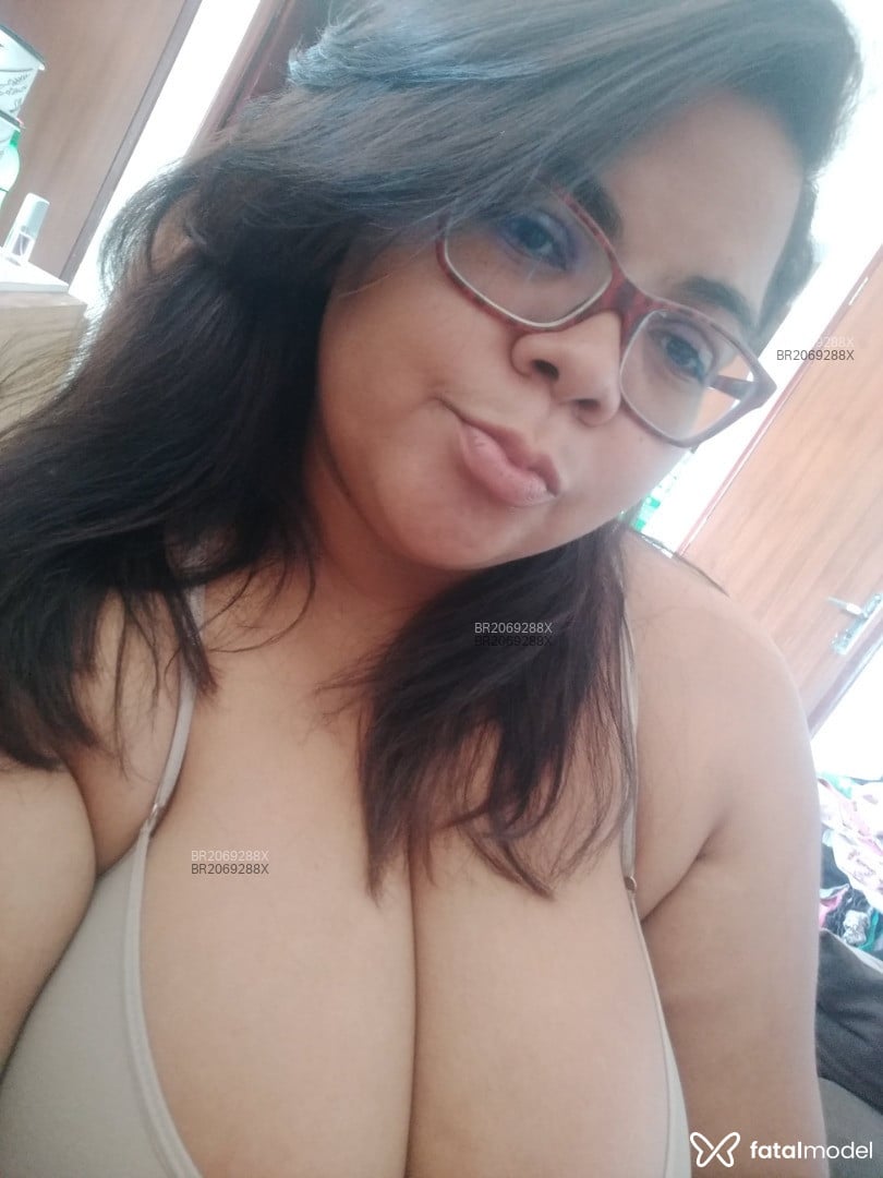 Acompanhante mulher morena (o) de olhos castanhos em Virtual Acompanhante mulher morena (o) de olhos castanhos em Virtual - Ninah