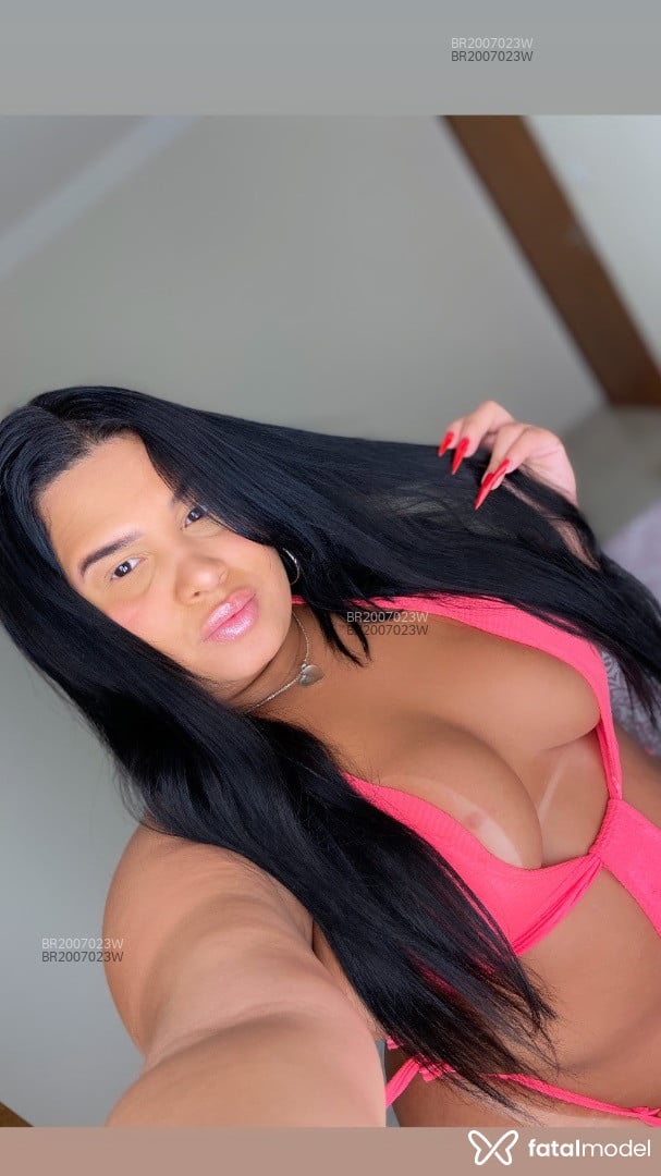 Acompanhante mulher com cabelo castanho de olhos castanhos - Liz Araujo Acompanhante mulher com cabelo castanho de olhos castanhos - Liz Araujo