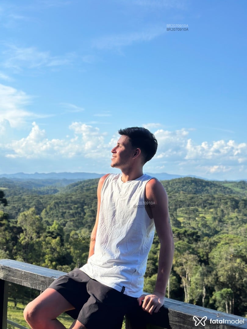 Acompanhante homem com cabelo castanho de olhos castanhos em Curitiba Acompanhante homem com cabelo castanho de olhos castanhos em Curitiba - Matheus