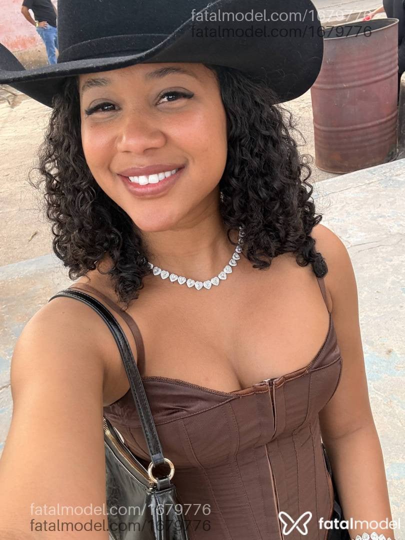 Acompanhante mulher morena (o) de olhos pretos - Gaby Santos