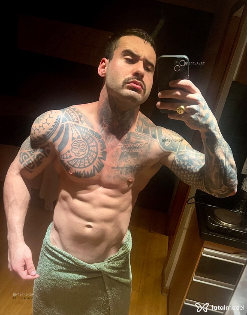 Acompanhante homem com cabelo castanho de olhos castanhos - Jameswolf